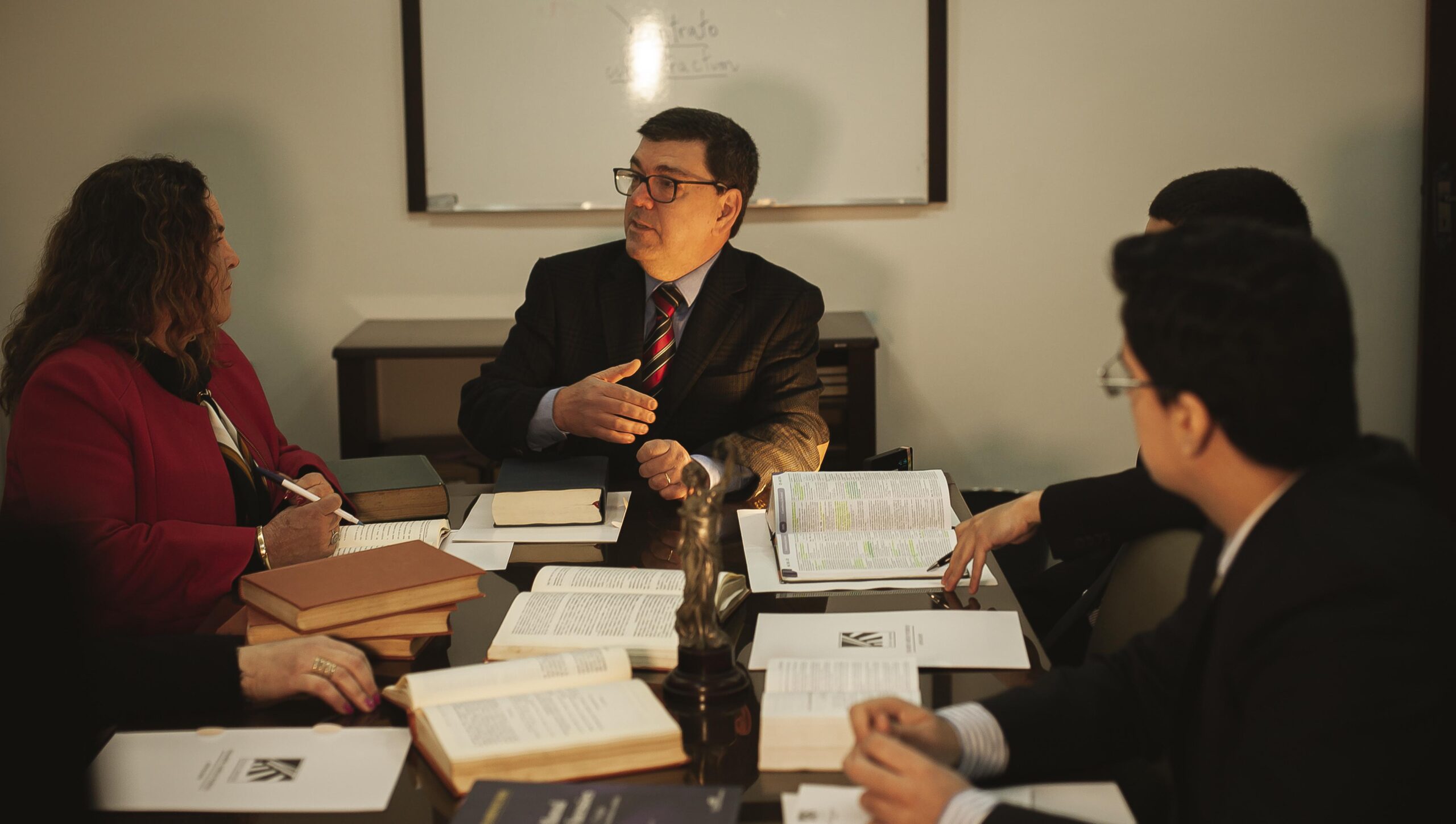 Dr. Eduardo Aurélio Pedroso e equipe reunidos no escritório em Alegrete